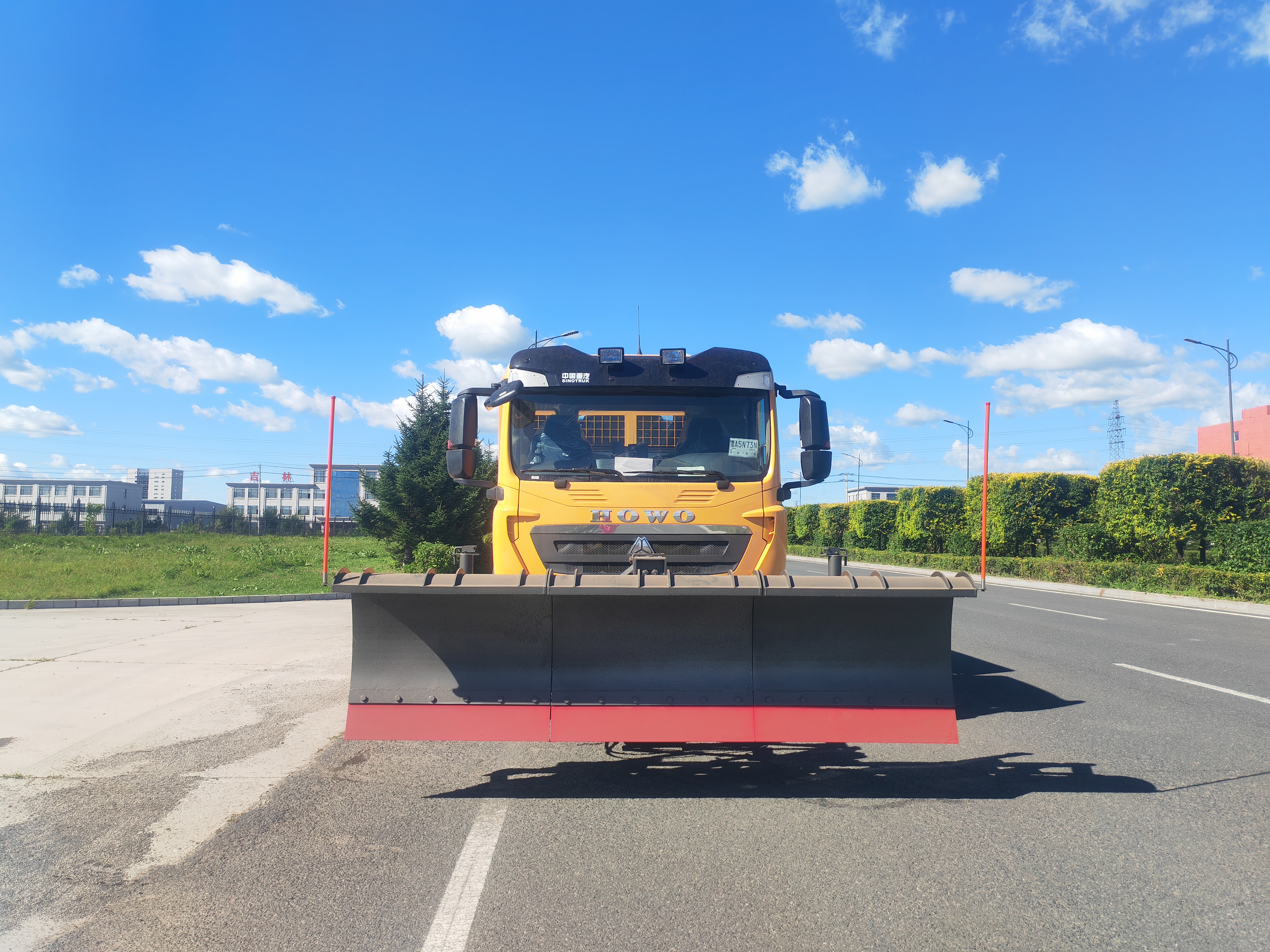 BLD5181TCXZZ6型(18噸)多功能除冰除雪車(圖1) BLD5181TCXZZ6型(18噸)多功能除冰除雪車(圖1)