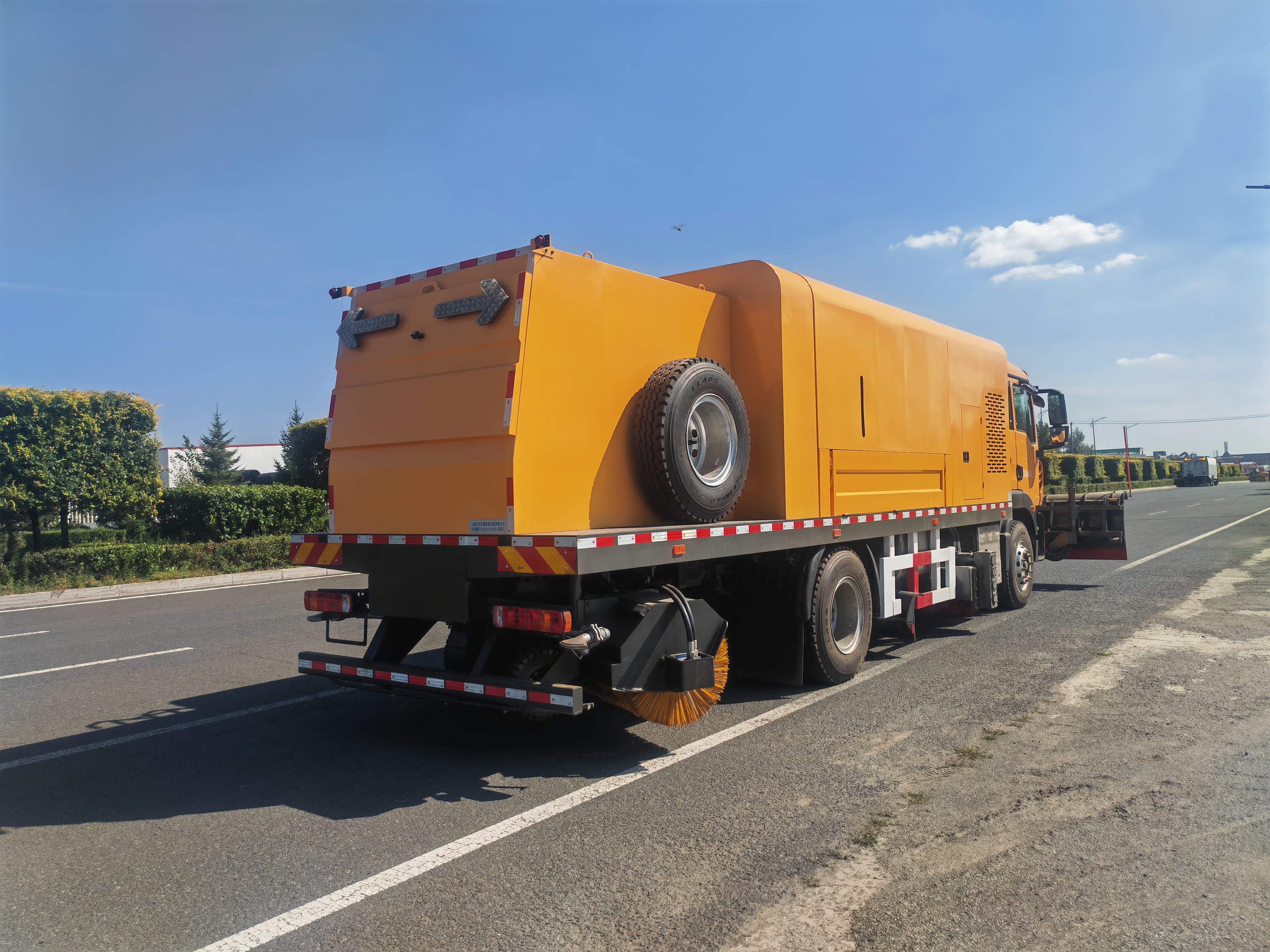 BLD5181TCXZZ6型(18噸)多功能除冰除雪車(圖4) BLD5181TCXZZ6型(18噸)多功能除冰除雪車(圖4)