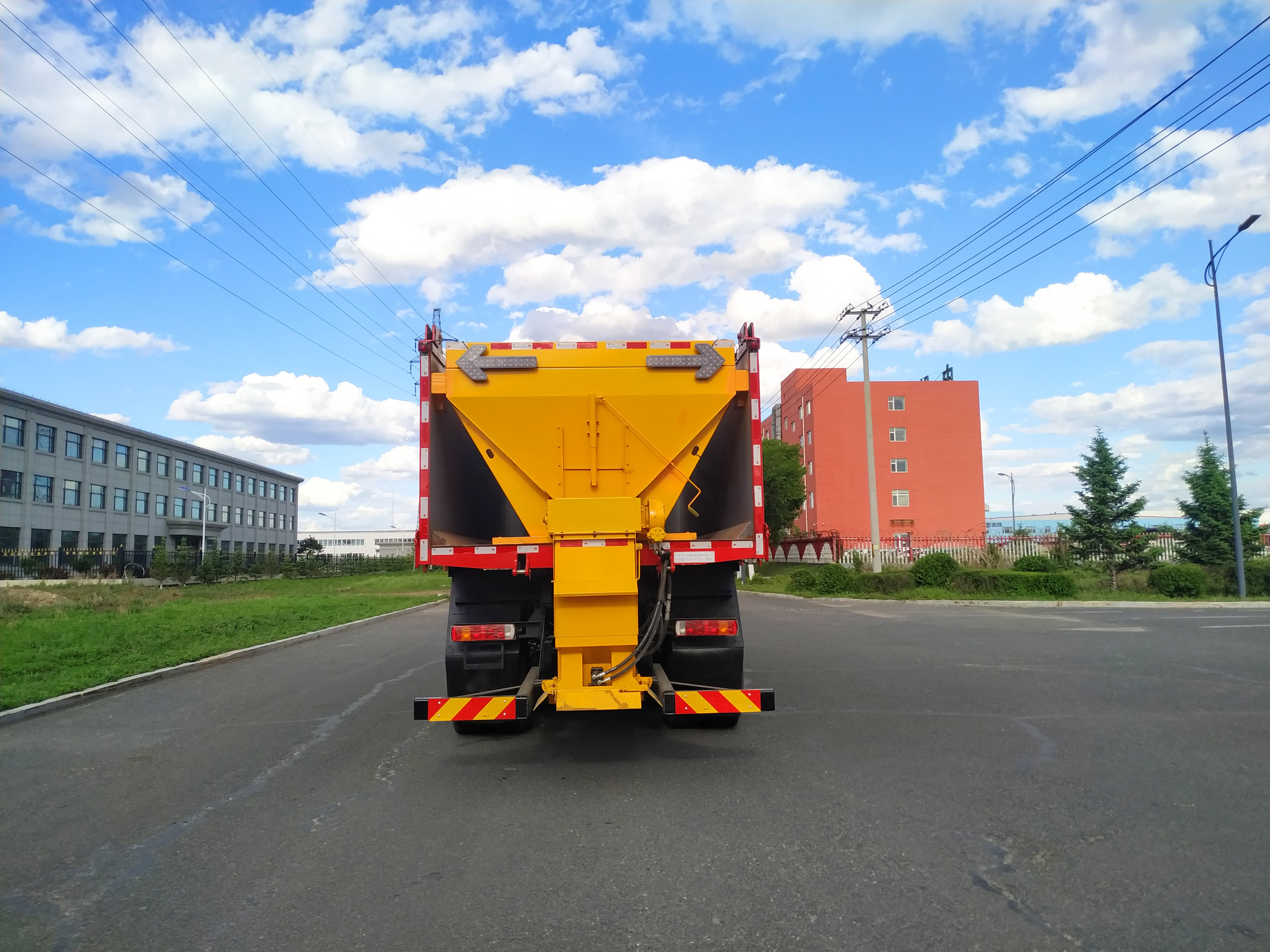 BLD5250TCXCA6型(25噸)綜合除雪車(圖5) BLD5250TCXCA6型(25噸)綜合除雪車(圖5)